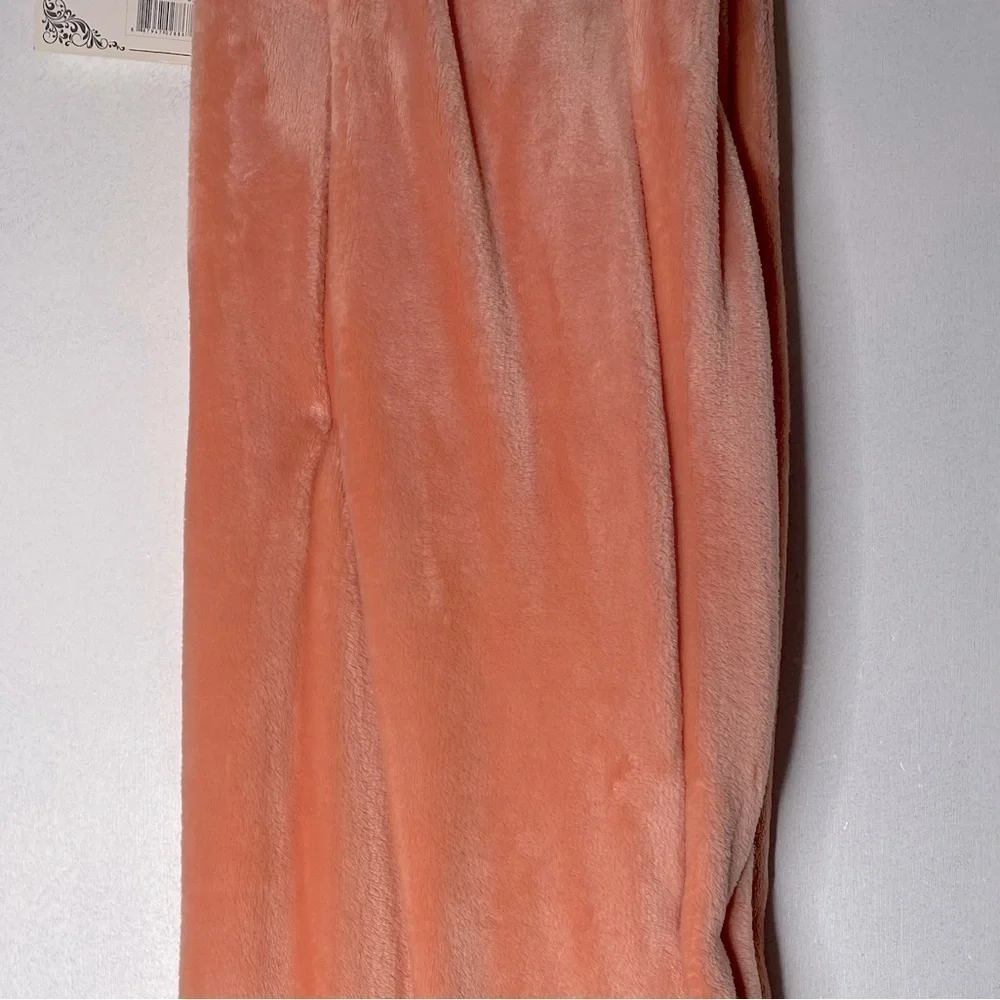 NWT LAURA BARBIE PINK OVERSIZED THROW BLANKET WITH FRINGE 50” x 70”